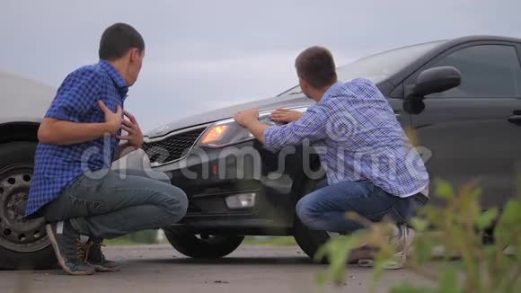 两名男子在道路汽车保险上的一次生活方式车祸后争吵慢动作视频两个司机视频的预览图