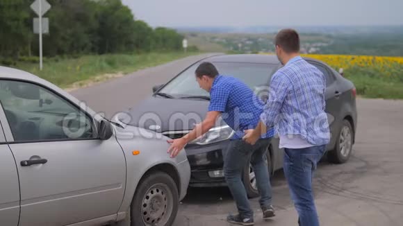 两名男子在道路上的汽车保险生活方式发生车祸后争吵慢动作视频两个司机视频的预览图