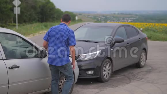 两个人在道路上的汽车保险事故后争吵慢动作视频两个司机争论视频的预览图