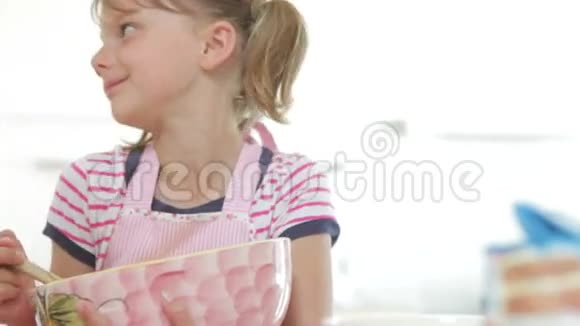 厨房里的女孩视频的预览图