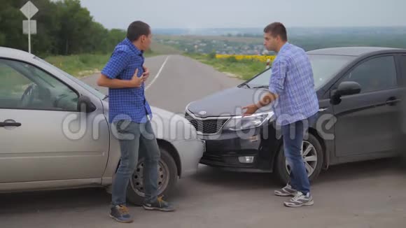 两个人在道路上的汽车保险事故后争吵慢生活方式运动视频两个司机视频的预览图