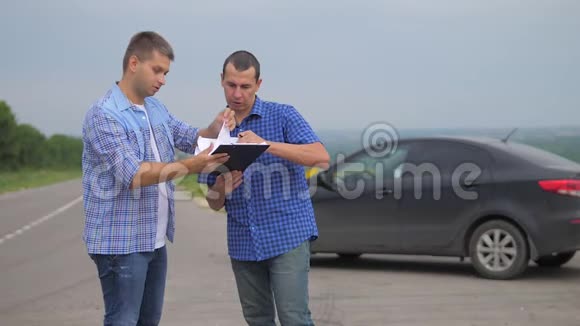 两个人达成协议男卖家司机制作汽车保险慢动作视频男人销售生活方式销售视频的预览图