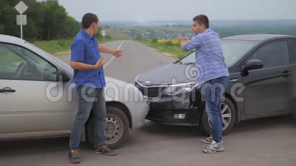 两个人在道路上的汽车保险事故后争吵生活方式慢动作视频两个司机视频的预览图