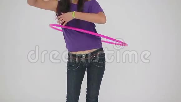 快乐的女人玩呼啦圈视频的预览图