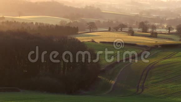 风景秀丽的英国乡村日出视频的预览图