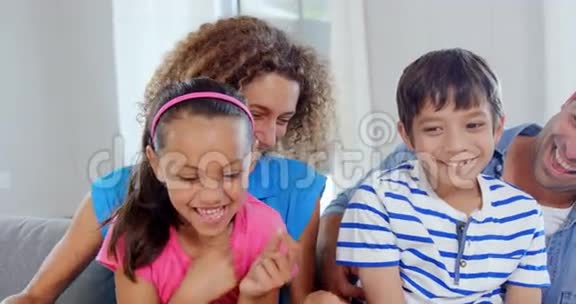 微笑家庭的肖像视频的预览图
