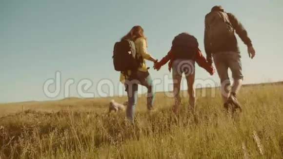 快乐家庭慢动作视频行走在大自然男孩女孩和妈妈在野外徒步旅行带背包的游客视频的预览图