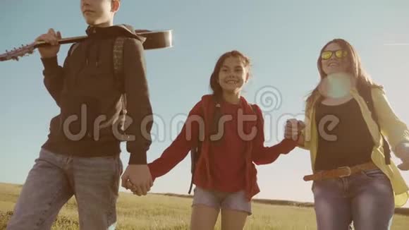 快乐家庭慢动作视频行走在大自然男孩女孩和妈妈在野外徒步旅行有生活方式的游客视频的预览图