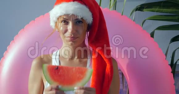 穿着泳装戴着圣诞帽的美女视频的预览图