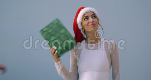 穿着泳衣戴圣诞帽的年轻女子视频的预览图