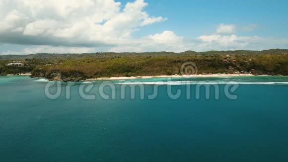 鸟瞰美丽海滩巴厘岛视频的预览图