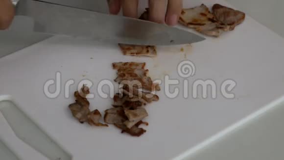 在厨房切猪肉视频的预览图