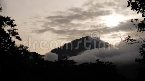 带日落的山景印度尼西亚巴厘视频的预览图