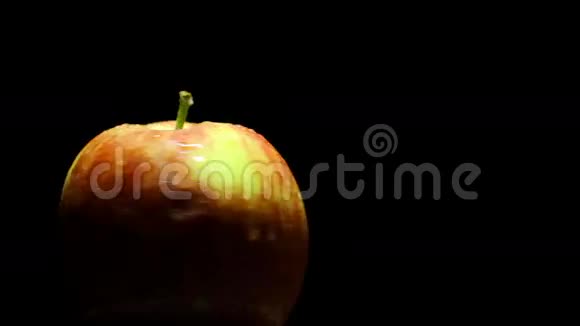 黑色背景下美味多汁的苹果视频的预览图