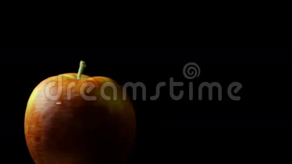 黑色背景下美味多汁的苹果视频的预览图