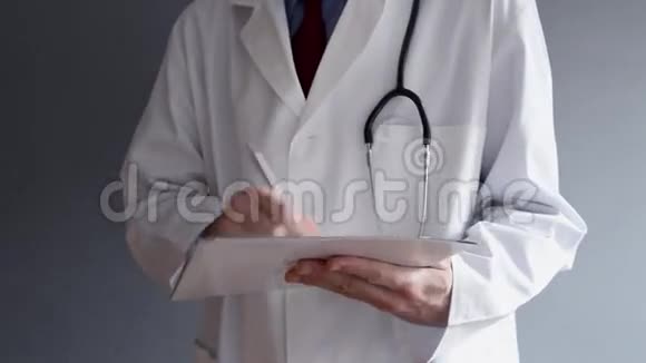 男医生站着写RX处方视频的预览图