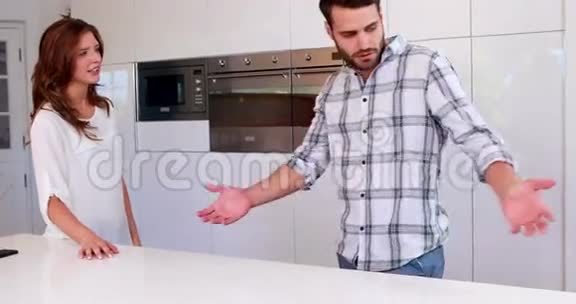 两个在厨房说话视频的预览图