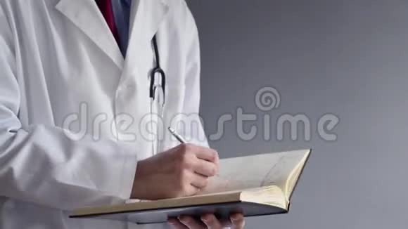 男医生站着写RX处方视频的预览图
