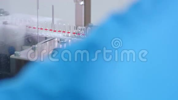 制药生产线自动化生产线上的医疗小瓶视频的预览图