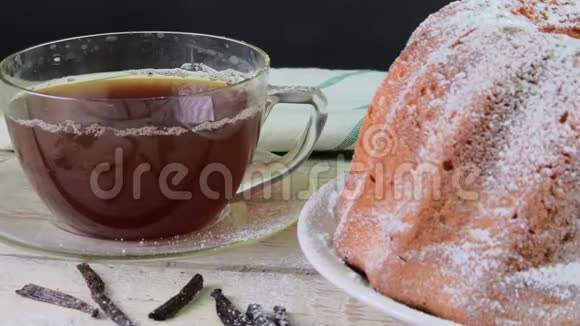 老式的沙糕有一杯红茶和木制背景的香草片蛋黄海绵蛋糕视频的预览图