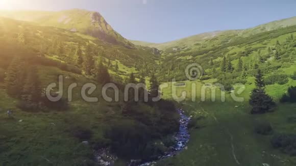 空中无人机飞行美丽的山景视频的预览图