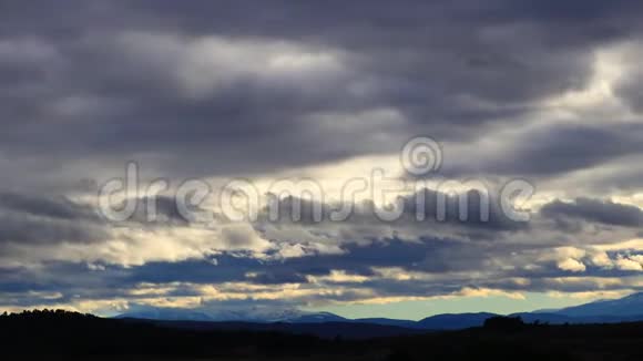 比利牛斯山脉上空的暴风云视频的预览图