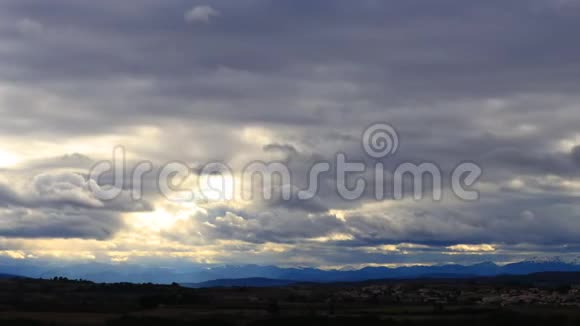 比利牛斯山脉上空的暴风云视频的预览图