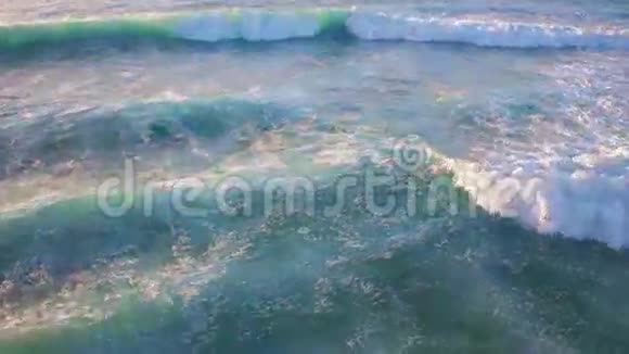 从海浪中起飞视频的预览图
