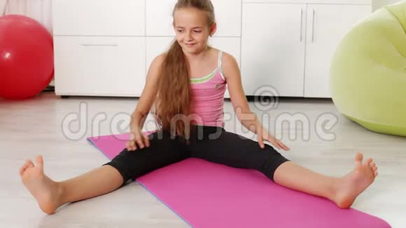年轻女孩做伸展体操视频的预览图