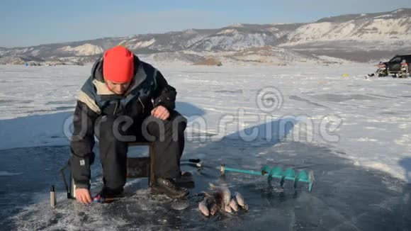 渔夫是冬天钓鱼的人视频的预览图