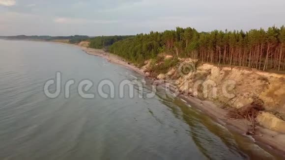 海岸线附近的日落波罗的海朱尔卡尔纳航空景观拉脱维亚视频的预览图