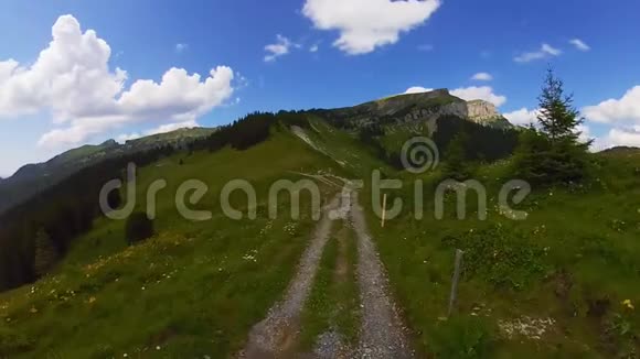 在瑞士山区徒步旅行视频的预览图