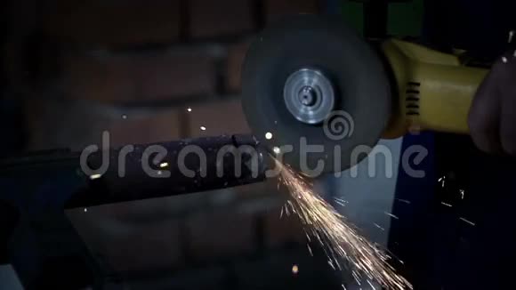 用电动砂轮机打磨钢棒视频的预览图