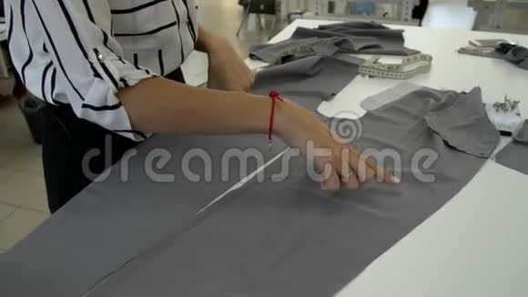 女性的手在灰色的布上展示一些东西视频的预览图