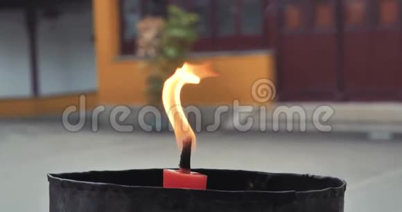 佛教寺庙蜡烛火焰的特写视频的预览图