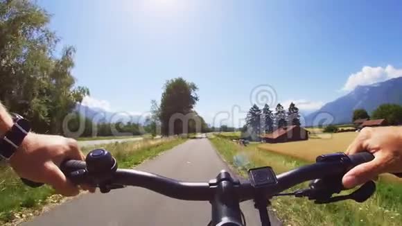 在瑞士乡村的公路上开车视频的预览图
