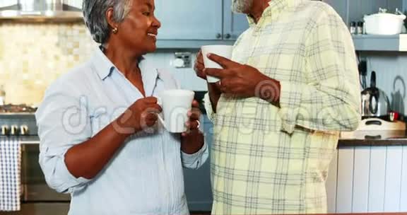 在厨房喝咖啡的老夫妇视频的预览图