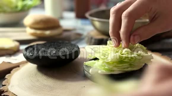 黑汉堡面包和生菜视频的预览图
