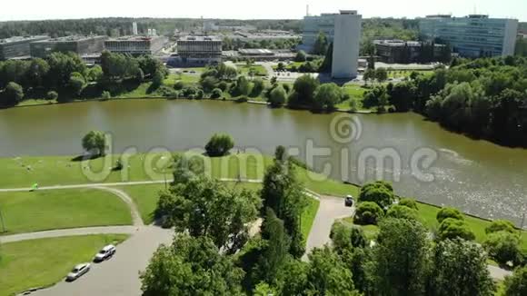 俄罗斯莫斯科Zelenograd胜利公园的大型城市池塘视频的预览图