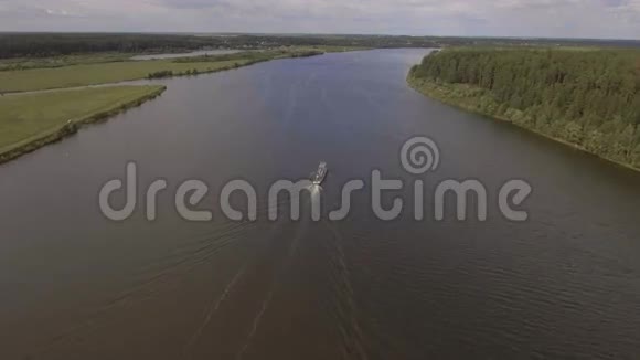 鸟瞰河上的河船视频的预览图