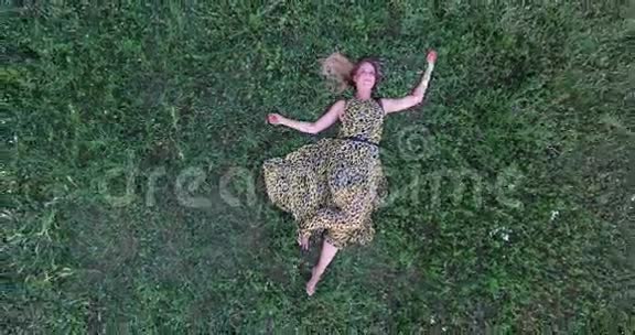 躺在草地上的年轻女子视频的预览图
