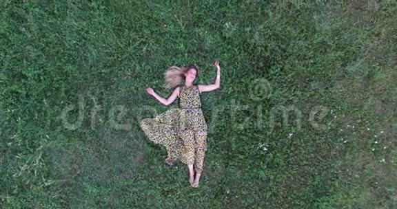 躺在草地上的年轻女子视频的预览图