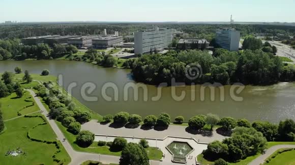 俄罗斯莫斯科Zelenograd胜利公园的大型城市池塘视频的预览图