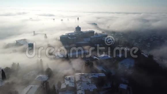 贝加莫意大利从平原上可以看到令人惊叹的雾景从空中俯瞰古老的城镇视频的预览图