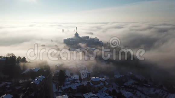 贝加莫意大利从平原上可以看到令人惊叹的雾景从空中俯瞰古老的城镇视频的预览图