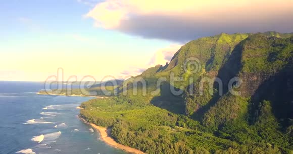 夏威夷考艾岛的鸟瞰图视频的预览图