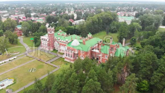 在伏尔加河畔的尤里诺村谢里梅捷夫城堡宫殿和公园合奏多云天气视频的预览图