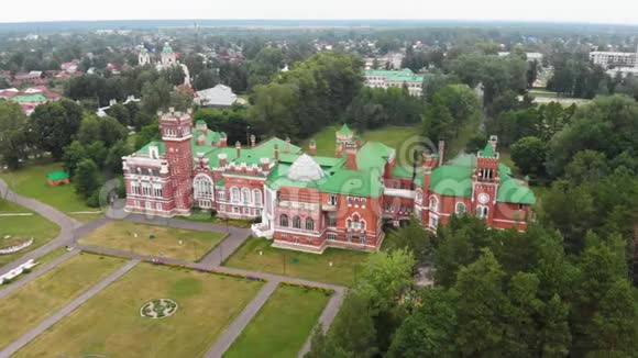 在伏尔加河畔的尤里诺村谢里梅捷夫城堡宫殿和公园合奏多云天气视频的预览图