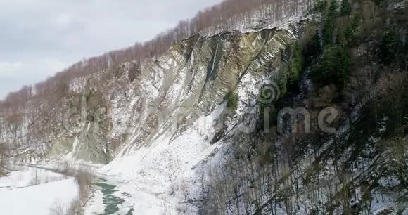 喀尔巴阡山脉冬季鸟瞰亚雷米切乌克兰视频的预览图