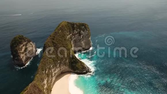 带海滩的岩石悬崖卡朗达瓦视频的预览图